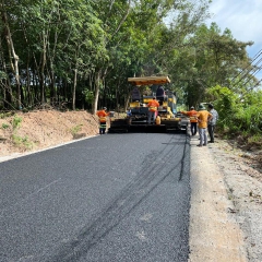 Thi công rải thảm bê tông nhựa nóng . 