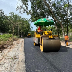 Thi công rải thảm bê tông nhựa nóng . 