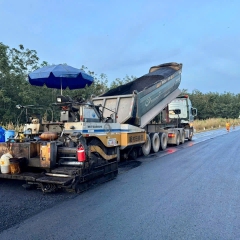 Trải thảm nhựa đường